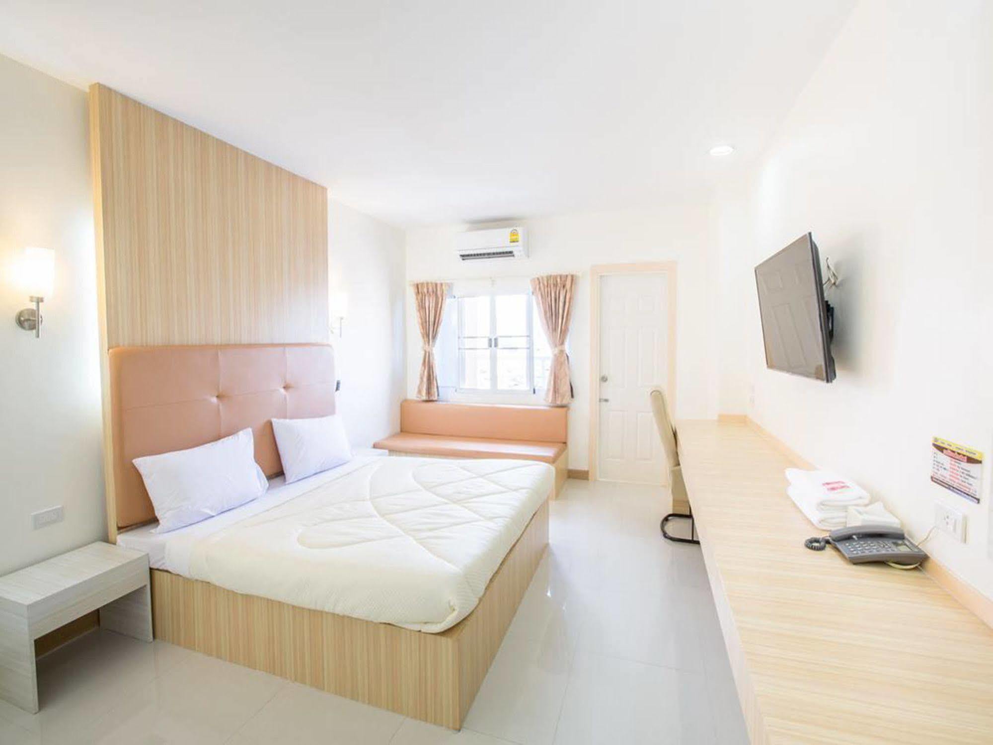 P.A. Thani Hotel Nakhon Sawan Exterior foto